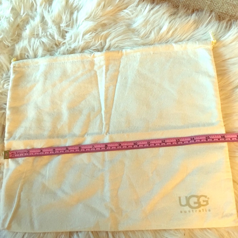 UGG | Dust Cover